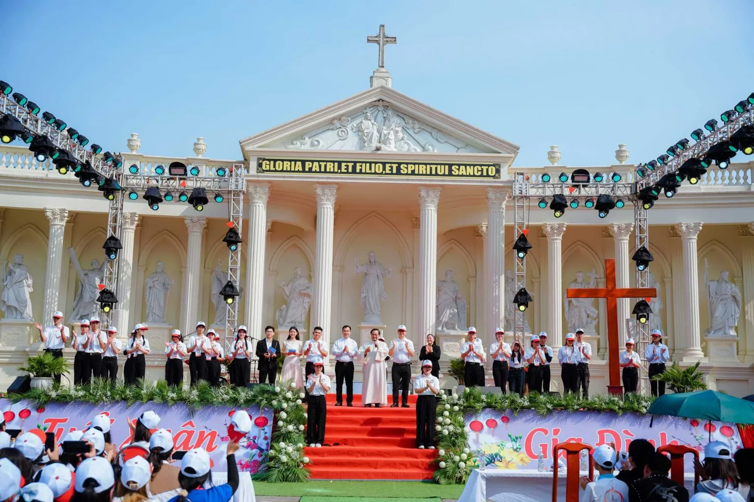 Giới trẻ là mùa xuân, tương lai của Giáo hội